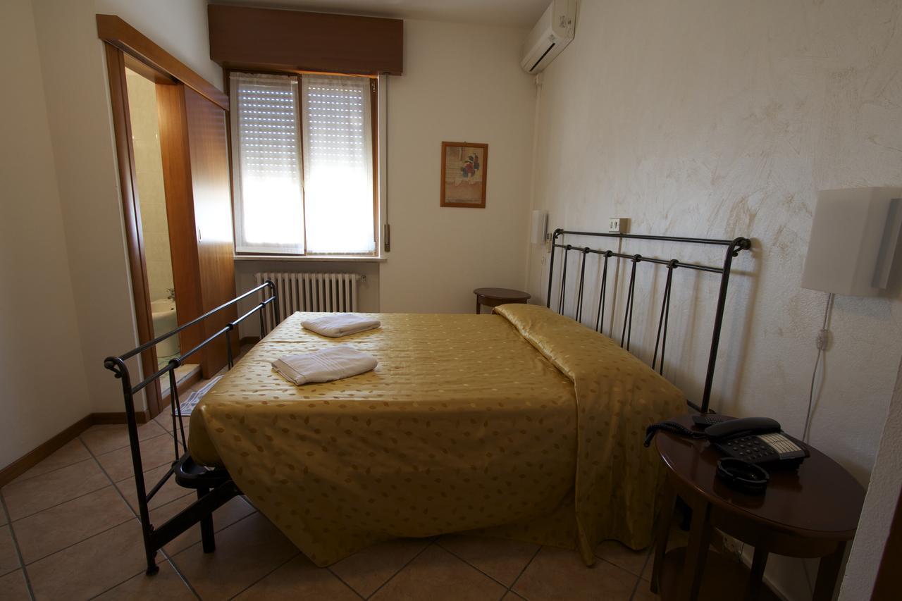 Albergo Tavernetta Castelnuovo del Garda Buitenkant foto