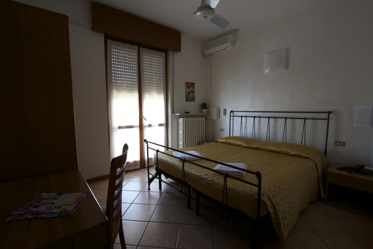 Albergo Tavernetta Castelnuovo del Garda Buitenkant foto