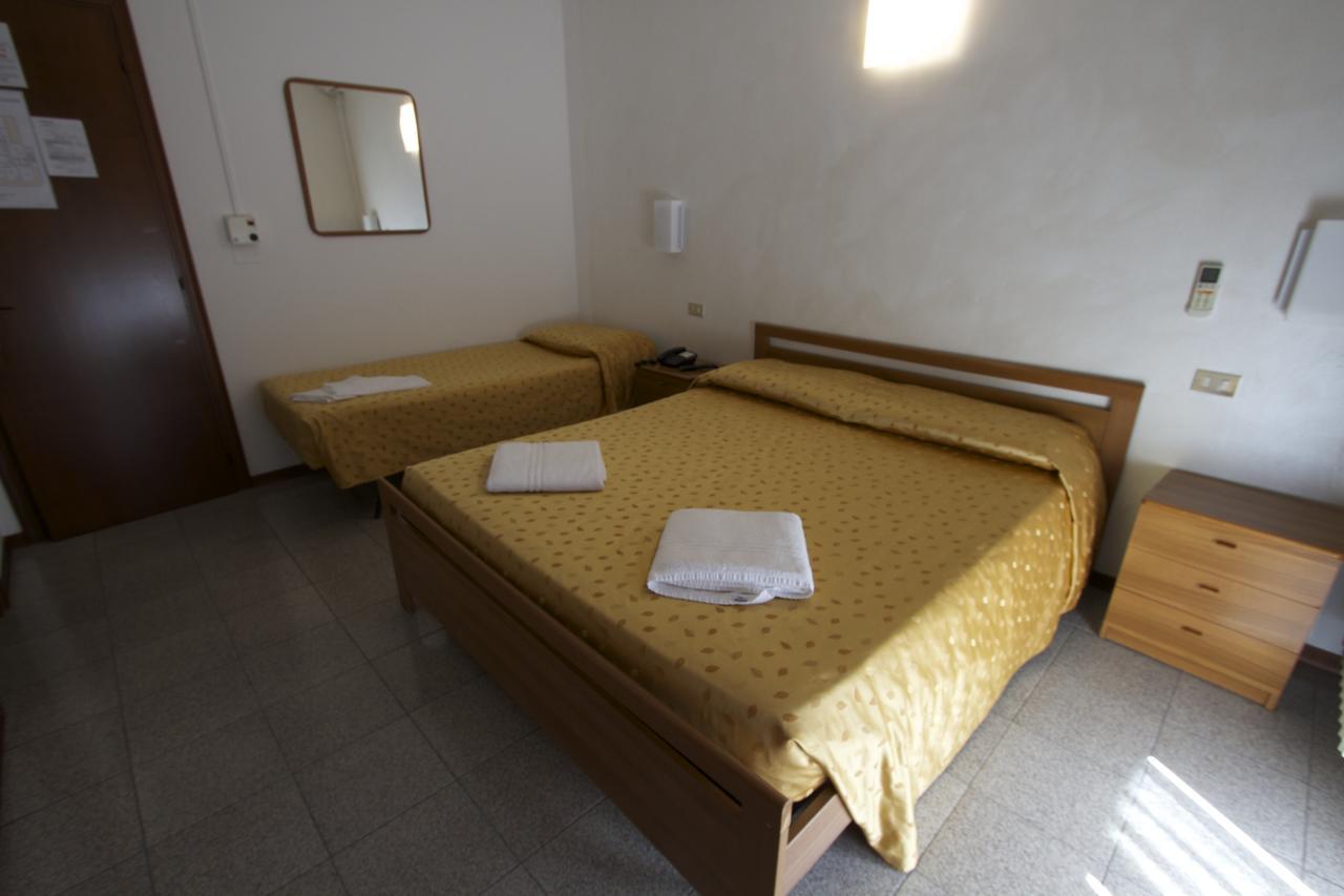 Albergo Tavernetta Castelnuovo del Garda Buitenkant foto